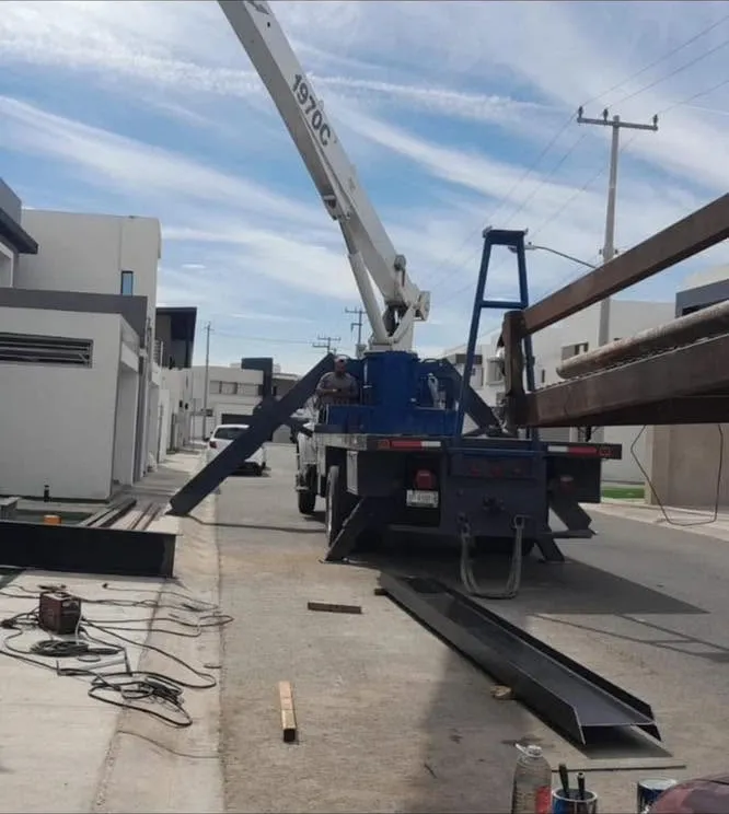 Grúa colocando estructura de acero