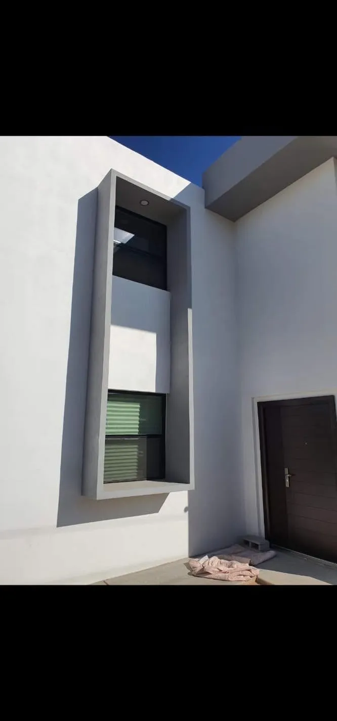 Fachada terminada en blanco y gris