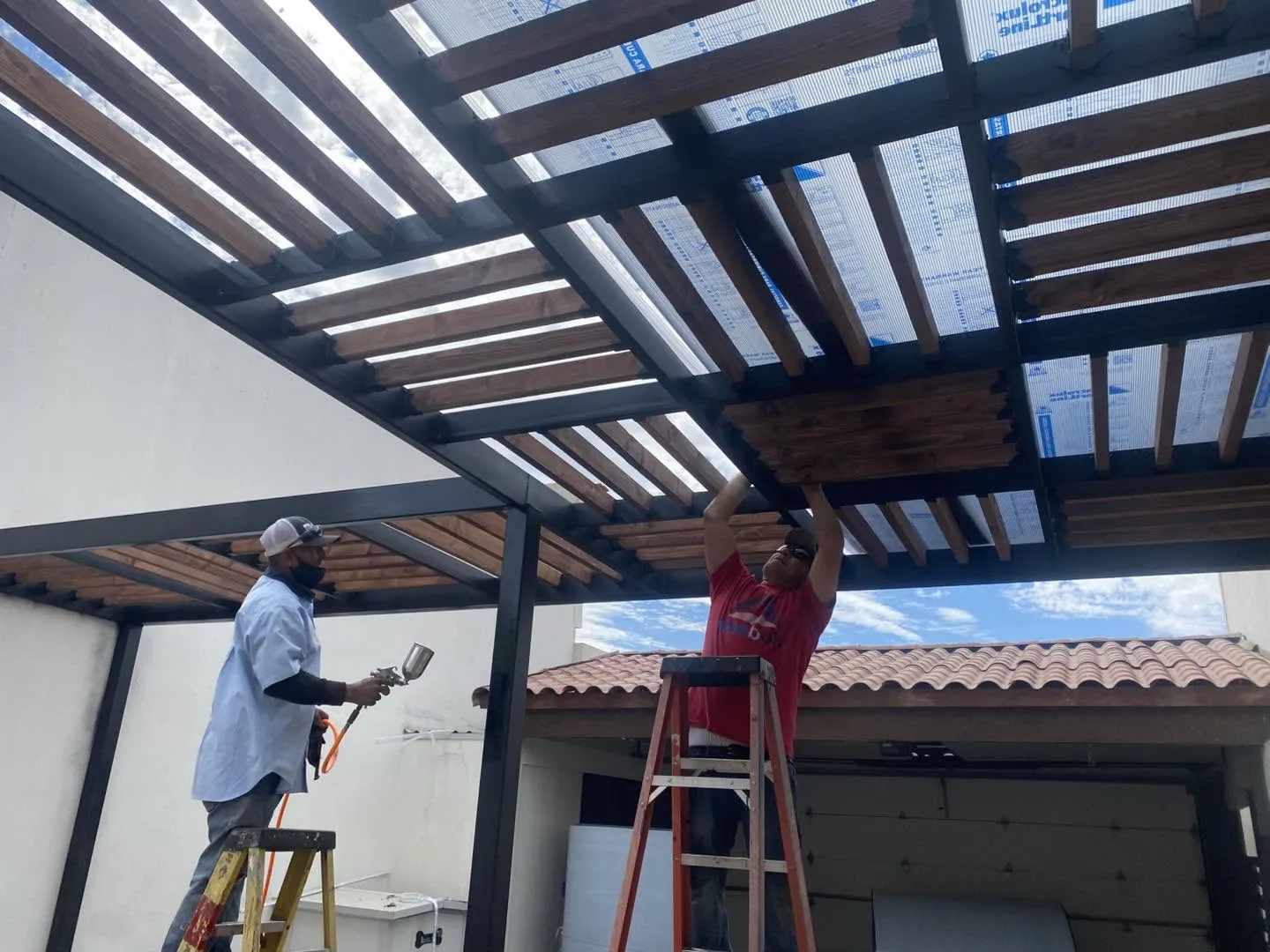 Equipo instalando pérgola