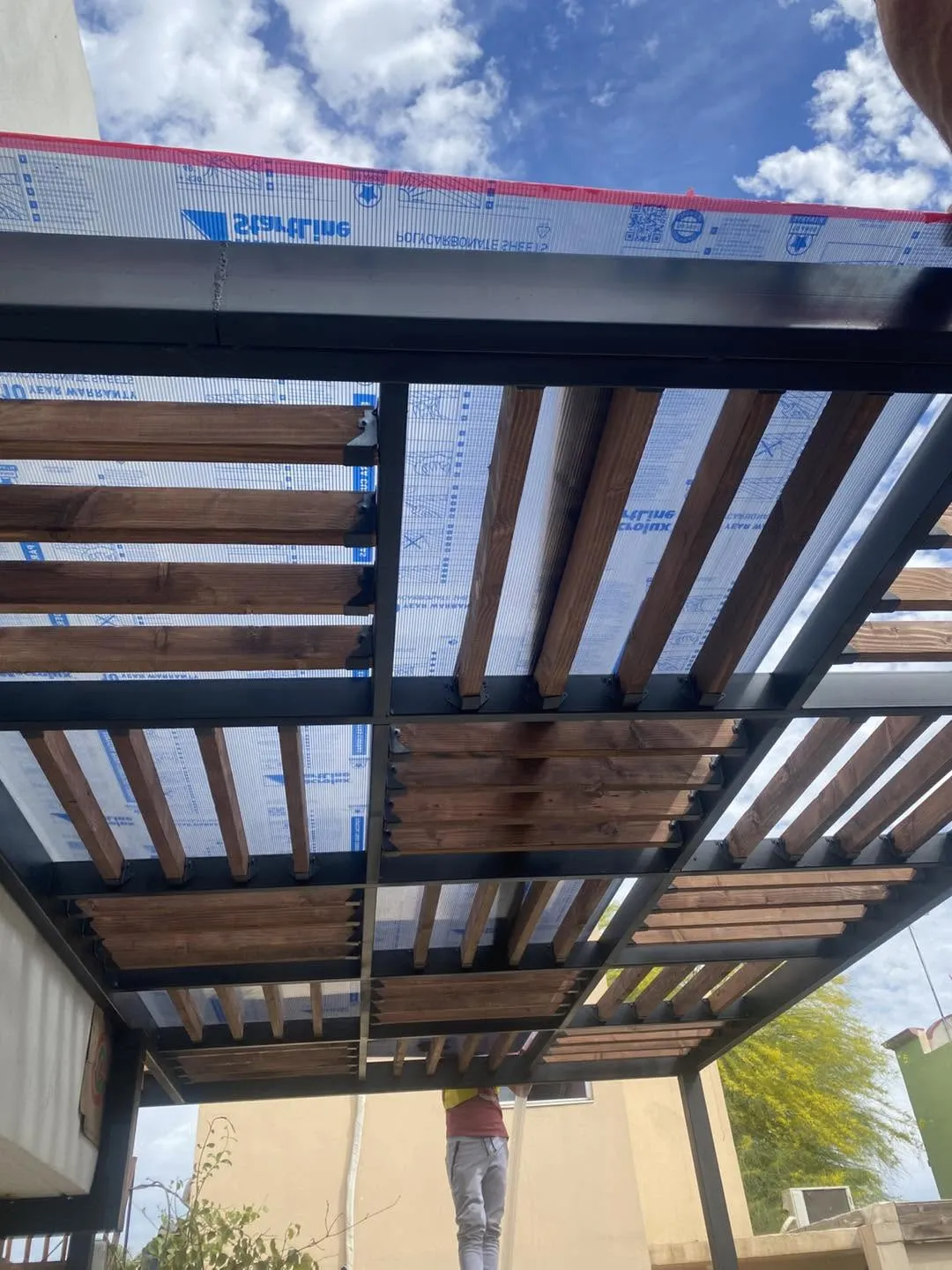 Pérgola vista desde abajo