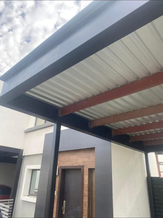 Cochera techada con estructura de acero