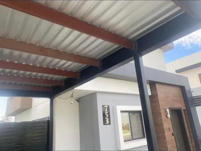 Cochera techada con estructura de acero