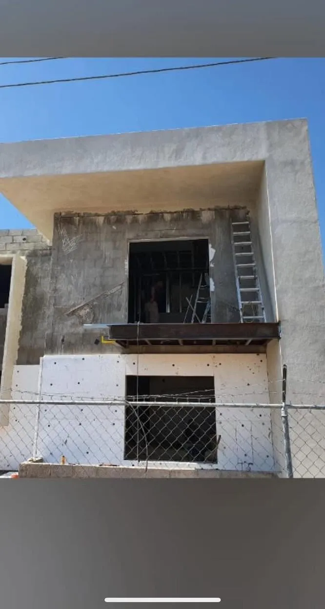 Casa en obra gris con volados de concreto